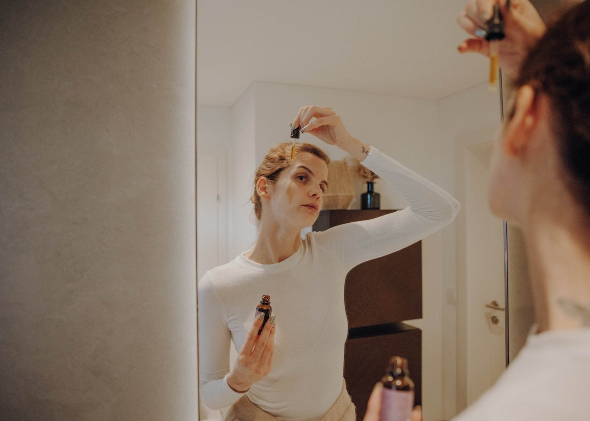 European Ayurveda Glow Gesichtsöl mit Ylang Ylang in Flasche und Verpackung – reichhaltiges ayurvedisches Gesichtsöl für die tägliche Hautpflege.