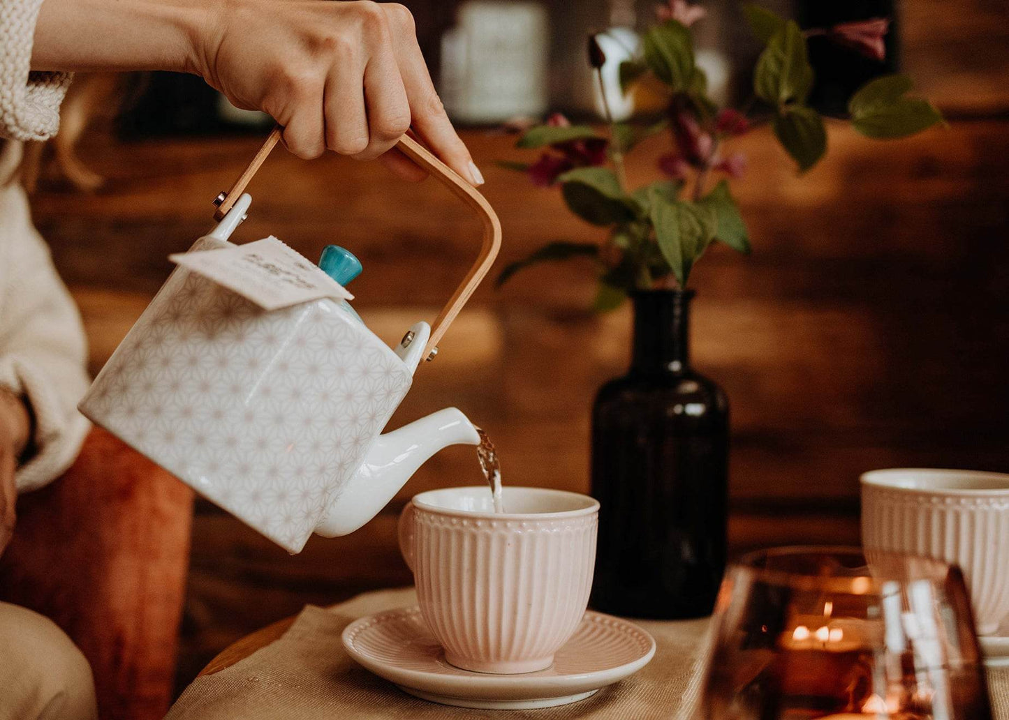 Ayurvedischer Kapha Tee wird in eine Tasse eingeschenkt.