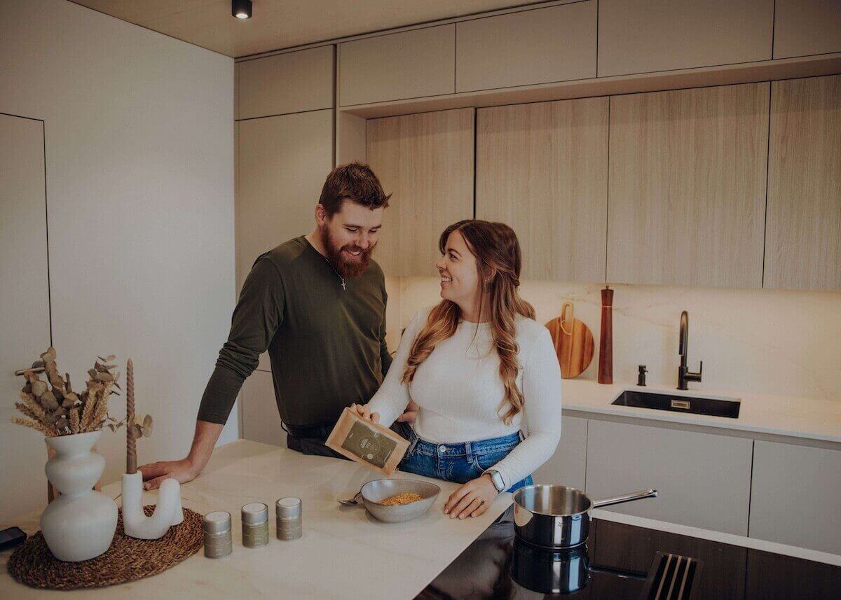 Das ayurvedische Dal wird gemeinsam in der Küche zu Hause zubereitet.