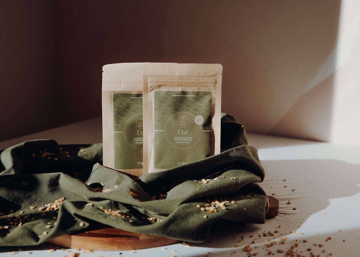 Zwei Packungen Dal von European Ayurveda im natürlichen Ambiente.