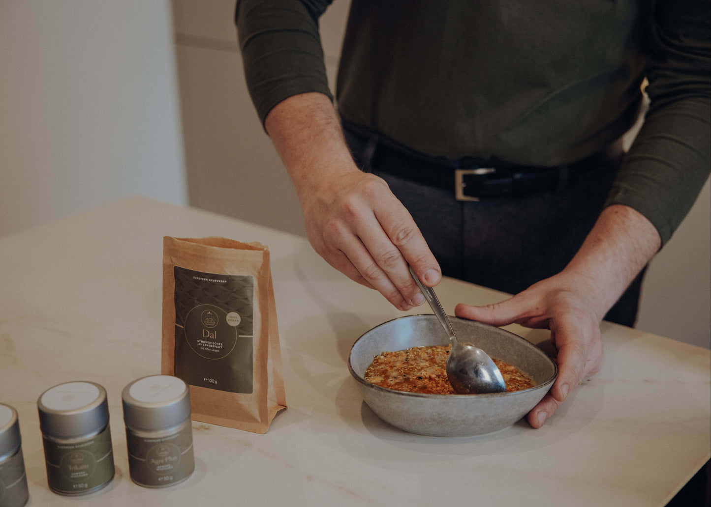 Das ayurvedische Dal wird frisch in der Schale angerührt.