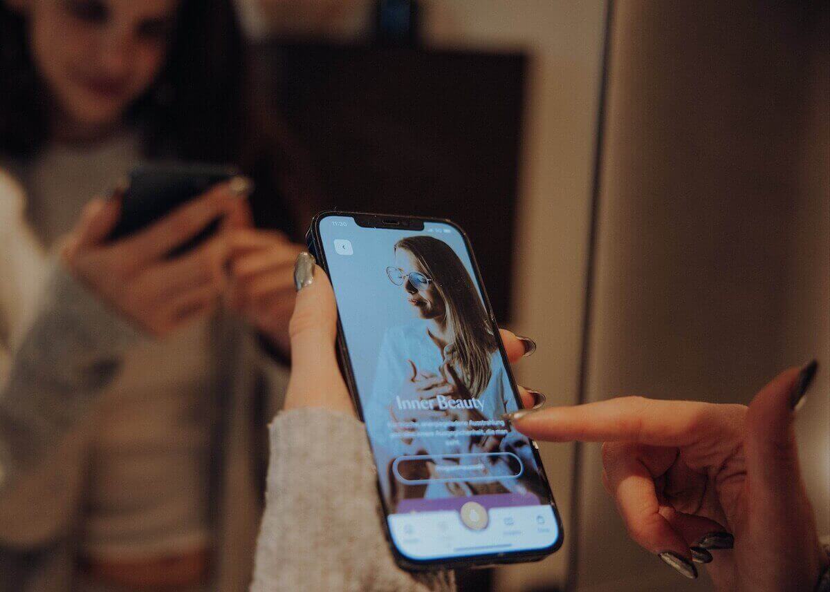 Person nutzt die European Ayurveda App auf dem Smartphone.