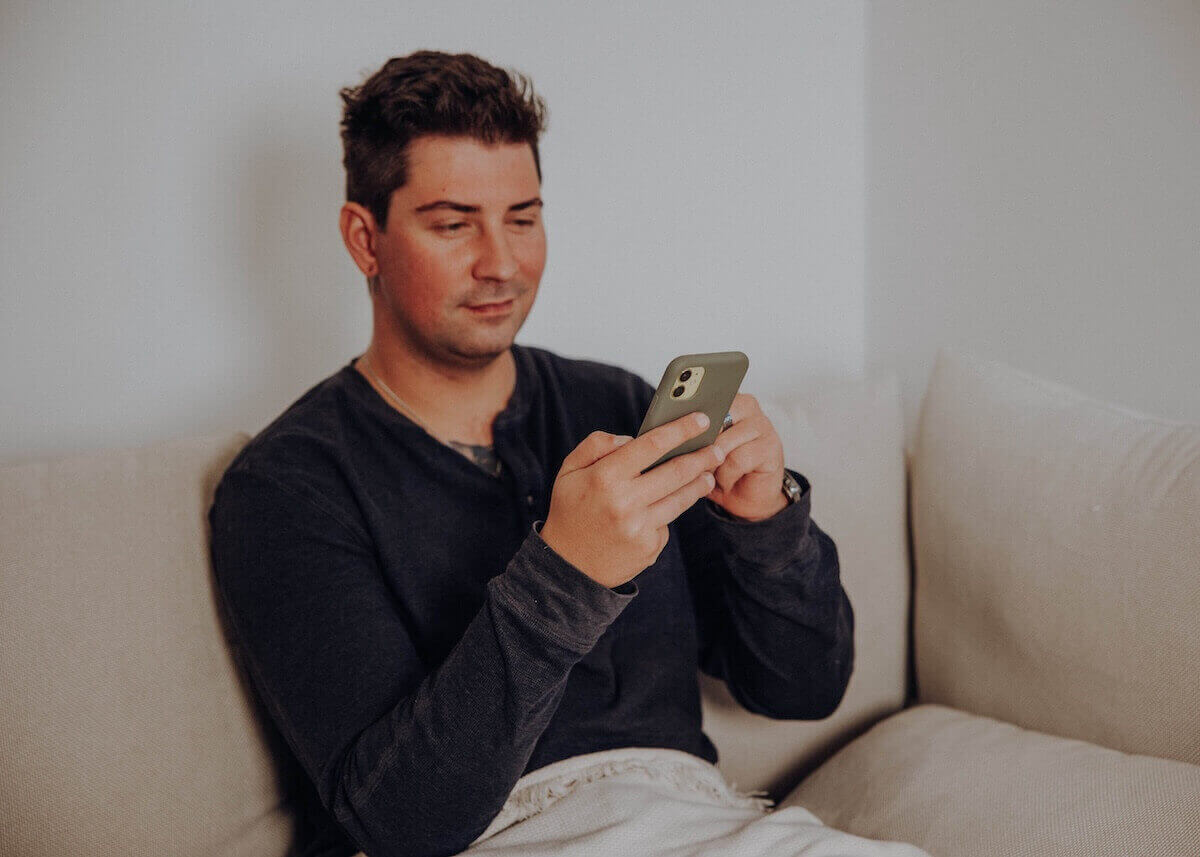 Mann nutzt die European Ayurveda App für Übungen und Tipps.