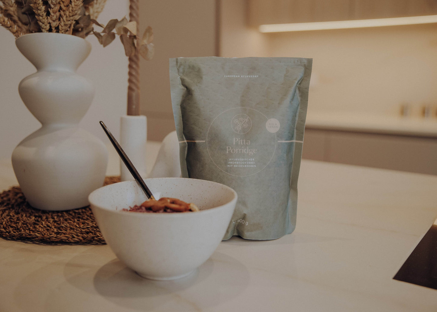 Pitta Porridge warmes ayurvedisches Frühstück mit Heidelbeeren und Nüssen zu Hause selbstgemacht.