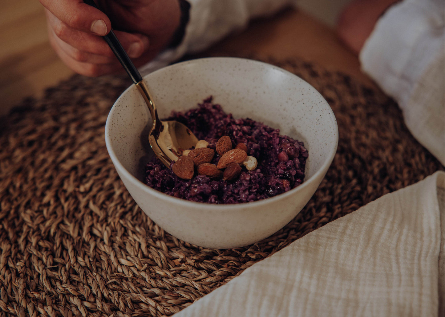 Fertiges warmes Pitta Porridge mit Nüssen und Heidelbeeren