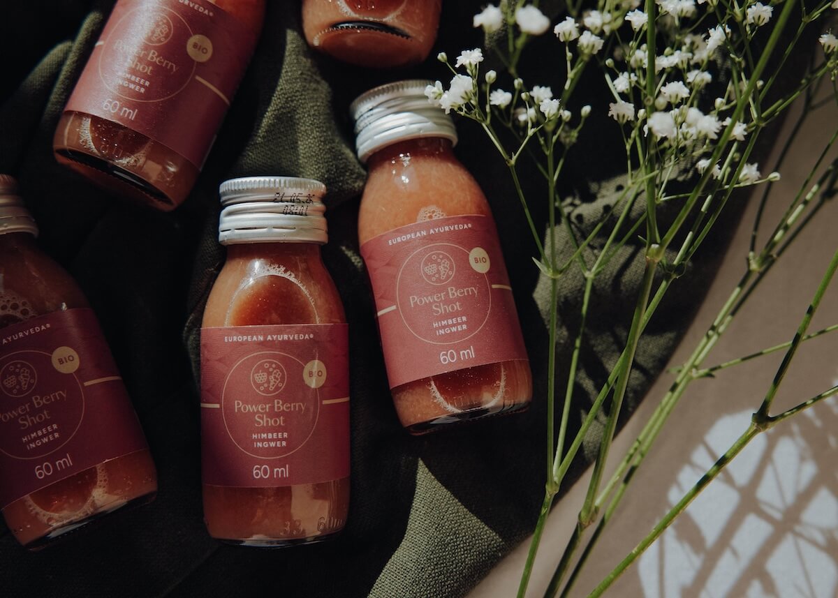 Mehrere Power Berry Shots von European Ayurveda mit Himbeere und Ingwer – biologischer Ayurveda Shot mit natürlichen Zutaten.
