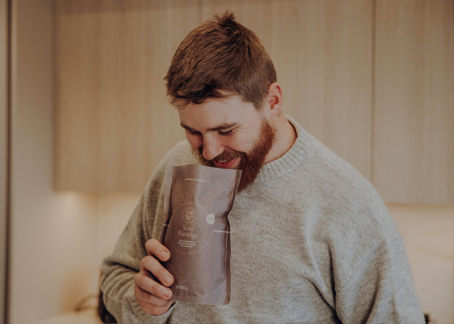 Das Vata Porridge wird vor der Zubereitung geöffnet und gerochen.