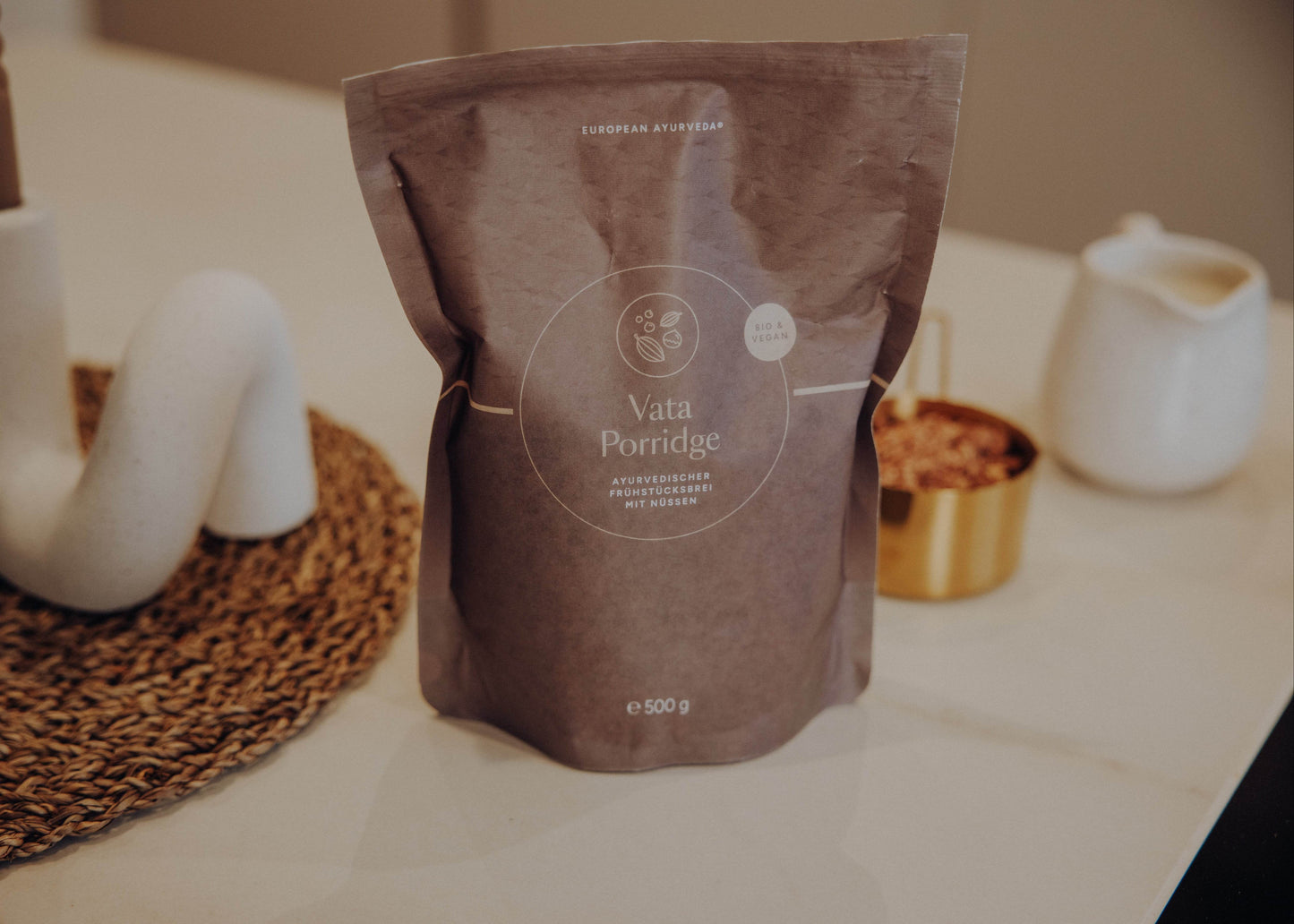 Das Vata Porridge steht bereit für die Zubereitung in der Küche.