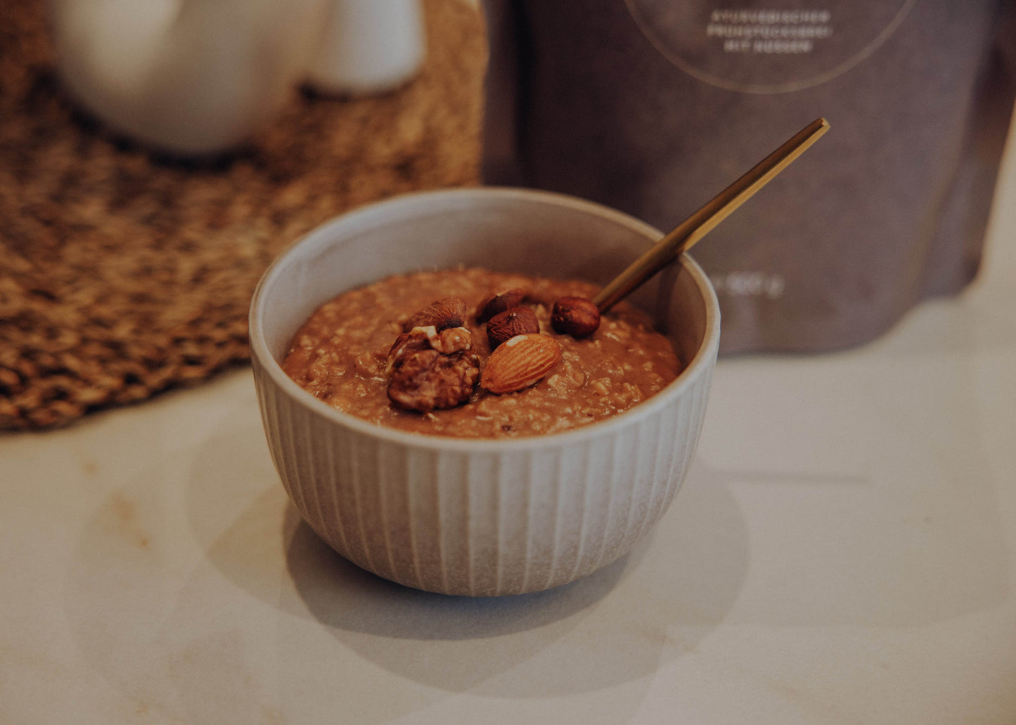 Das frisch zubereitete Vata Porridge als warmes Frühstück mit Mandeln und Walnüssen.