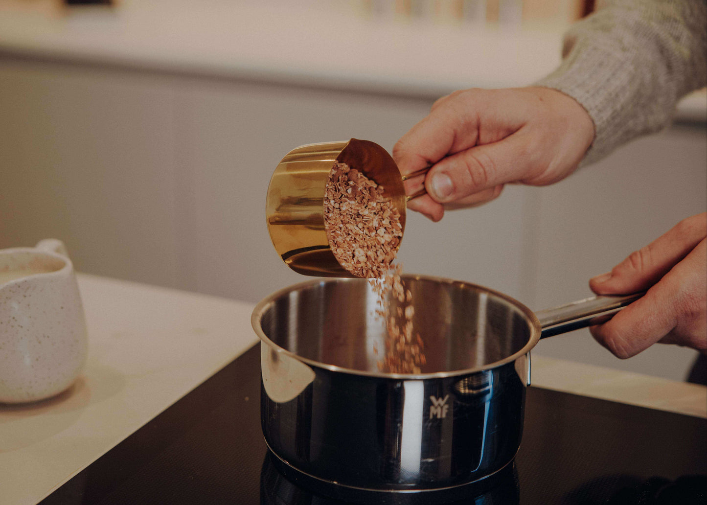 Die Zubereitung eines ayurvedischen Porridge im Kochtopf.