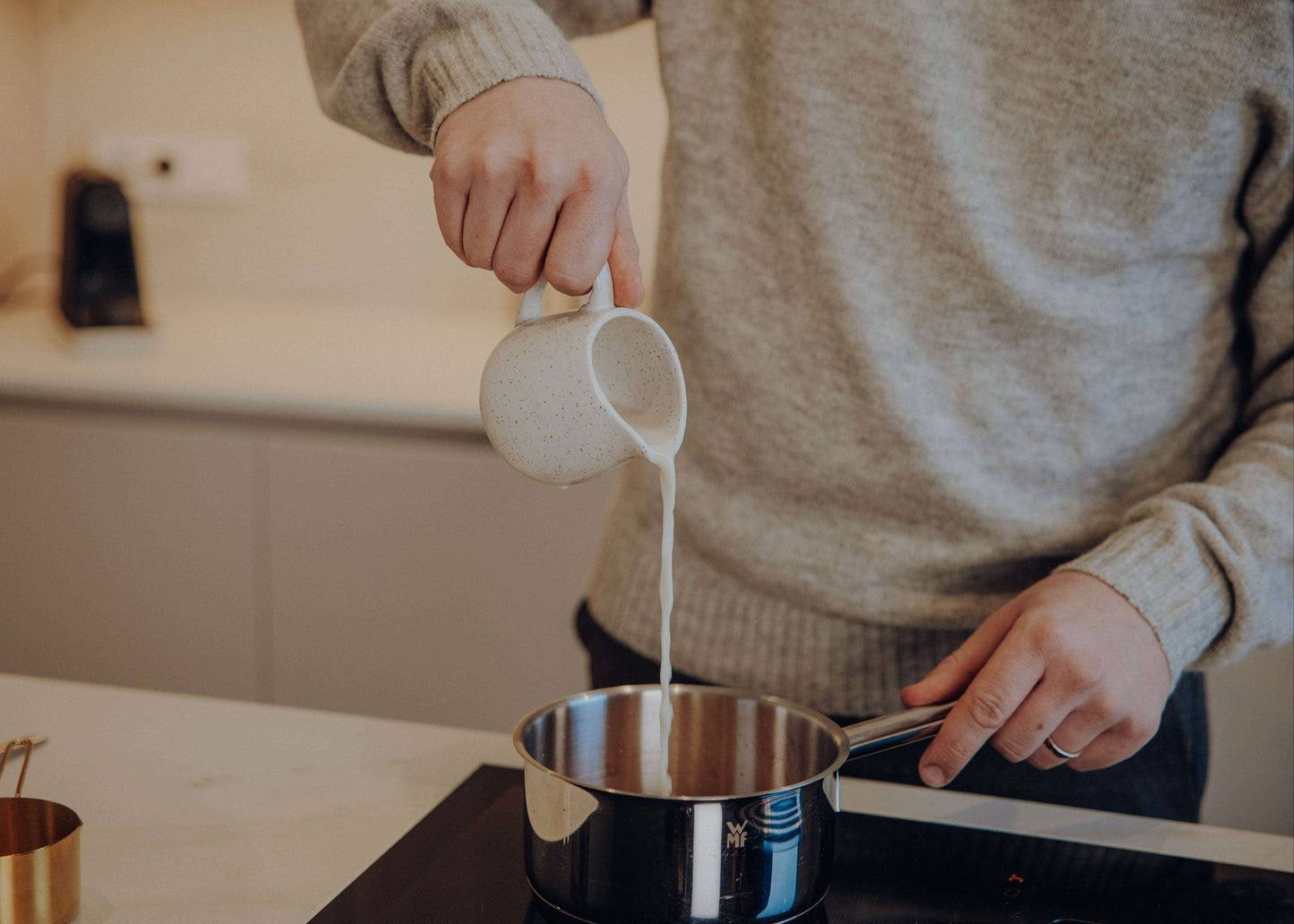 Für die Zubereitung des Vata Porridge wird Milch in den Topf gegeben.