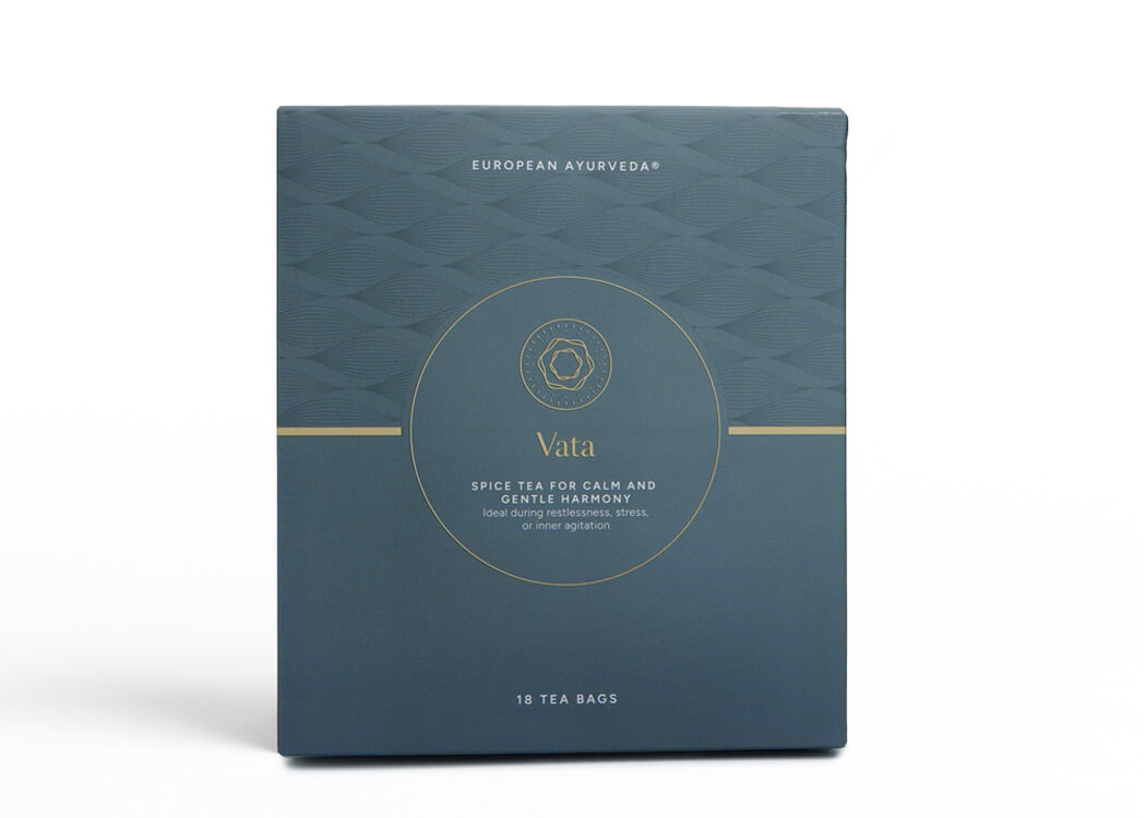 Der Vata Tee von European Ayurveda als ayurvedische Gewürzteemischung mit 18 Teebeuteln.