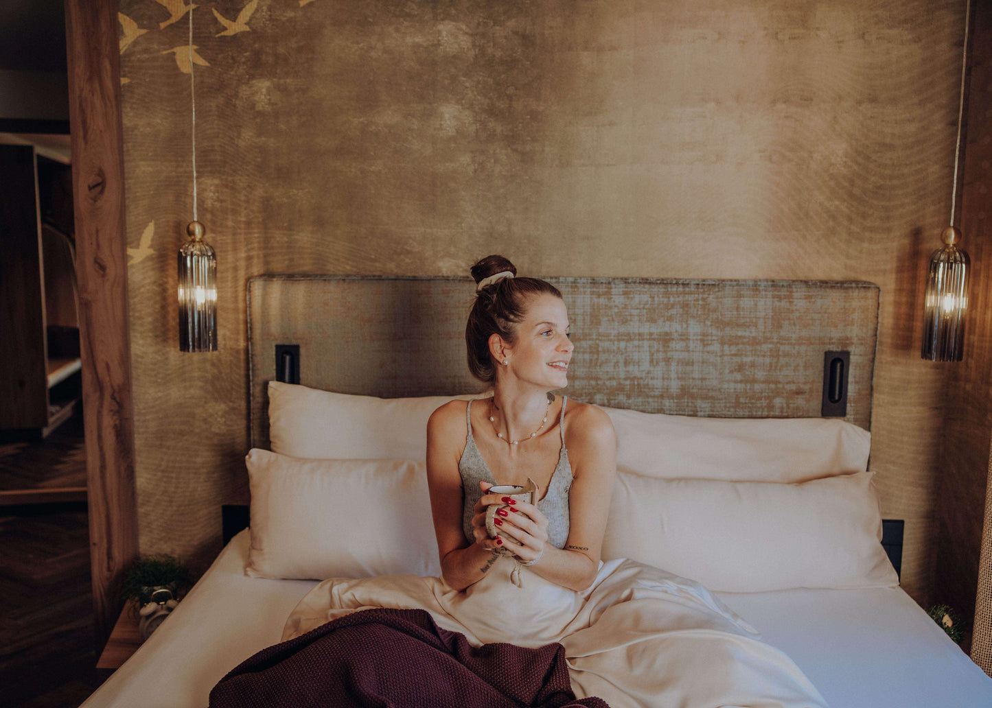 Der Vata Tee wird in einem Moment der Ruhe genossen.